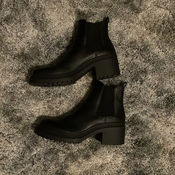 Size 9 woman’s black boot - Picture 3 of 3